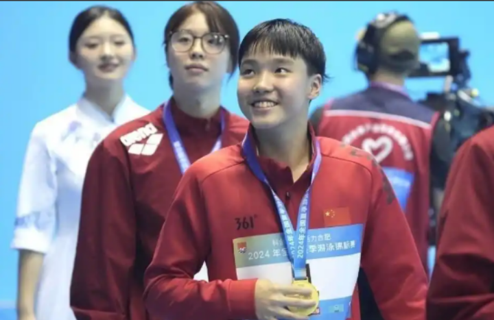 中国神童闪耀世界泳坛！12岁小将杀入世锦赛决赛，还在读小学6年级在新加坡举