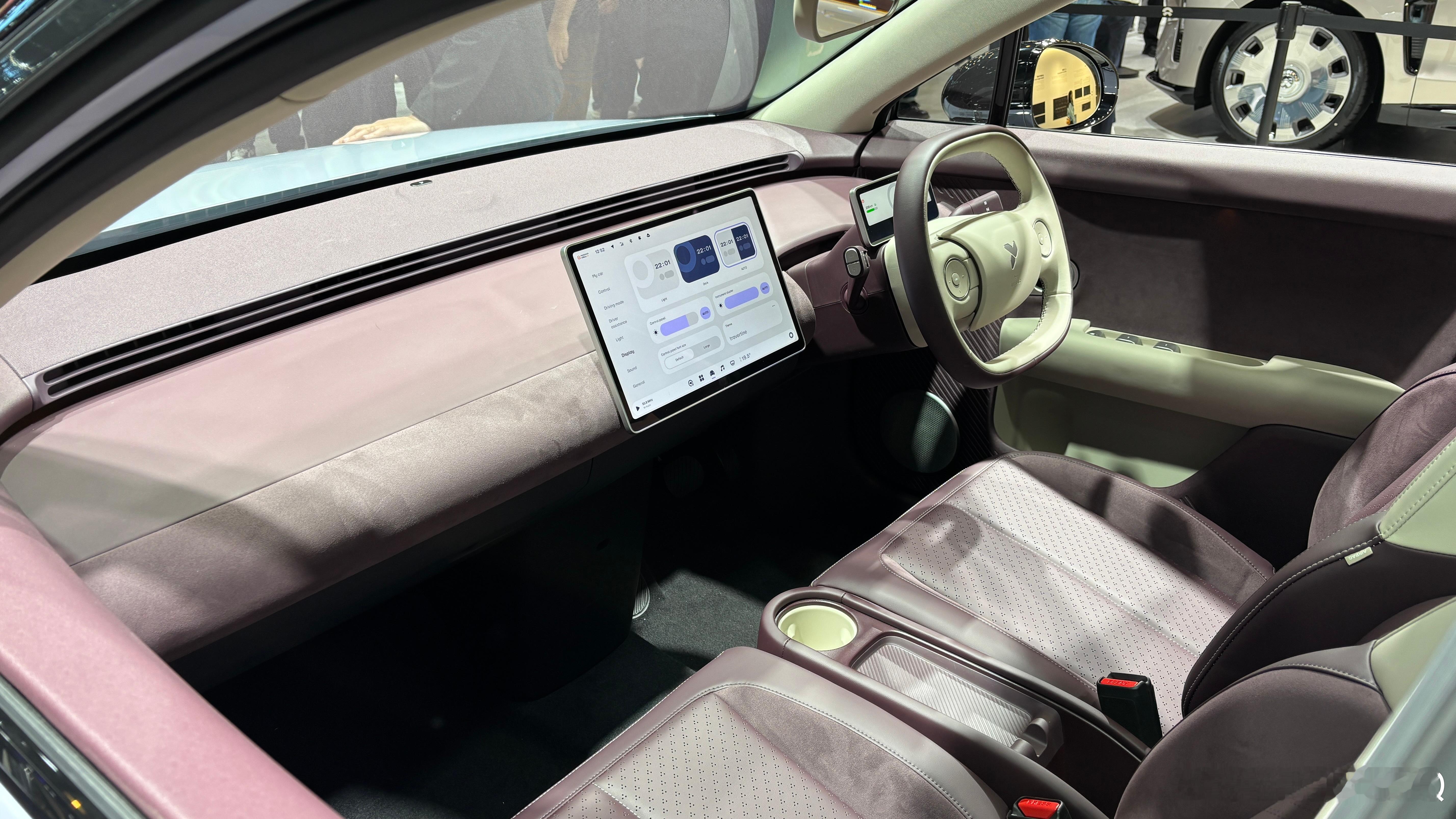 在蔚来展台看到右舵的萤火虫啦！这台车目前车尾是没有车名铭牌的，估计要根据各个国家