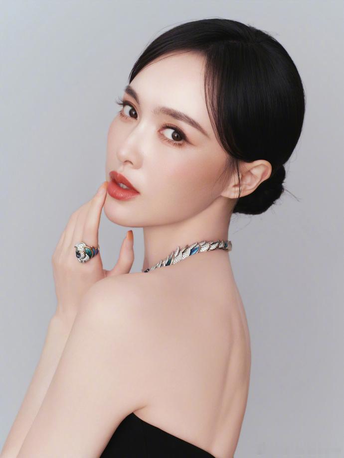 1、唐嫣在这边有新剧本《天香》在接触中了，古代女性代际成长故事。2、鹅厂的新剧《