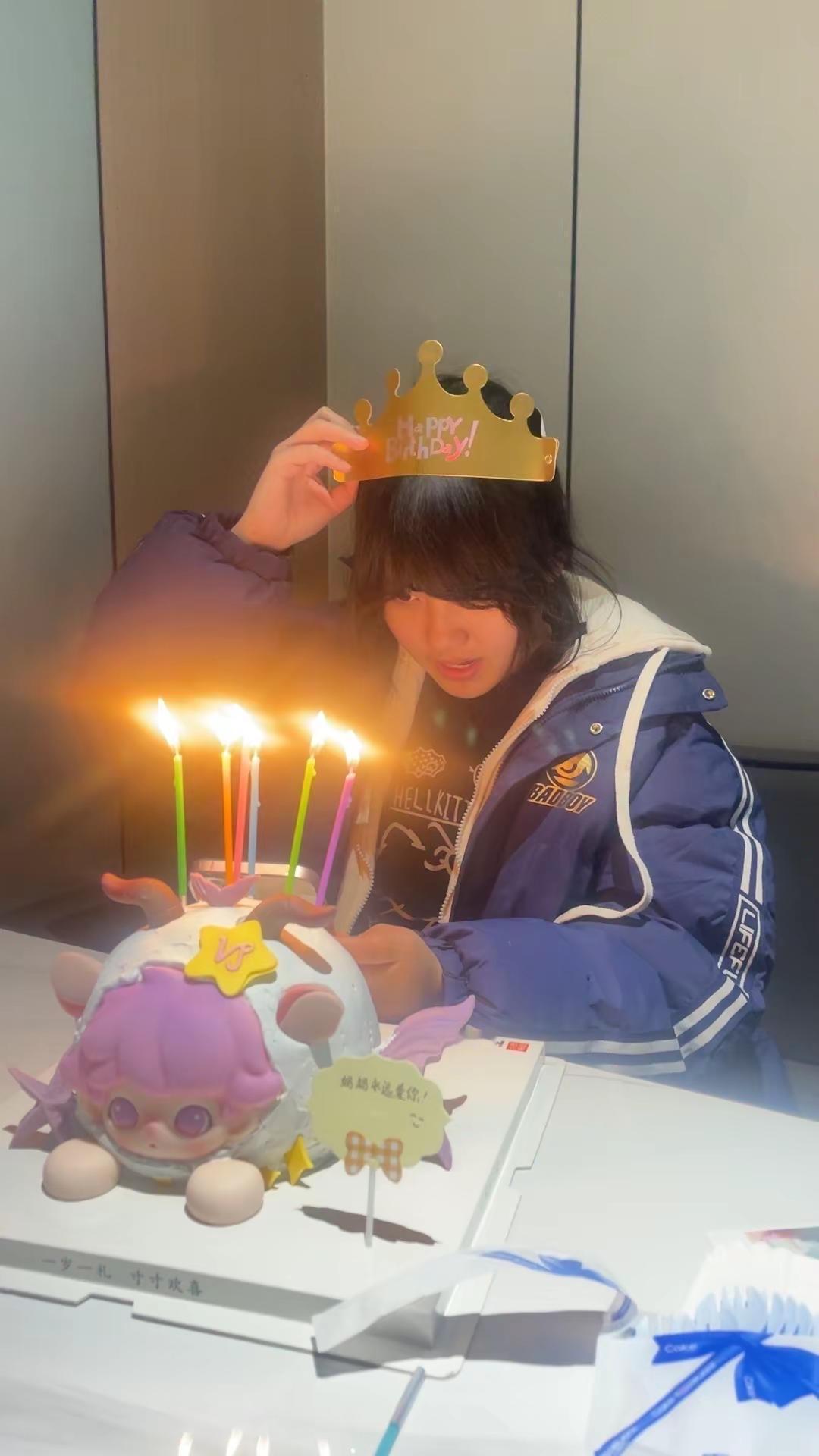 十五年华，如诗如画。愿你的世界永远有童话，心中永远有花香。时光因你而甜，岁月因你