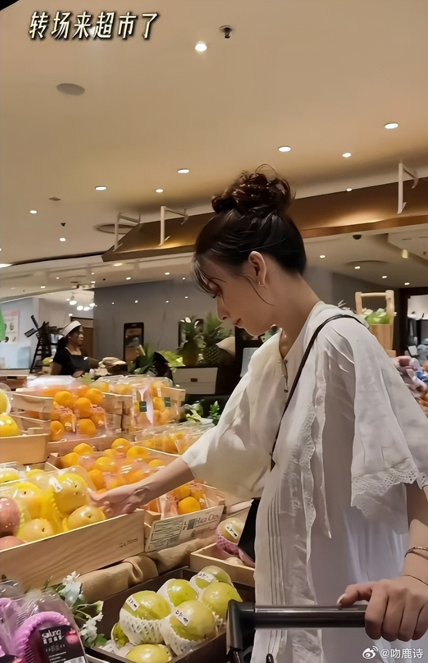 方媛挺孕肚开工，穿抹胸裙踩恨天高超美，自曝脸瘦两圈体重不过百9月10日晚，郭