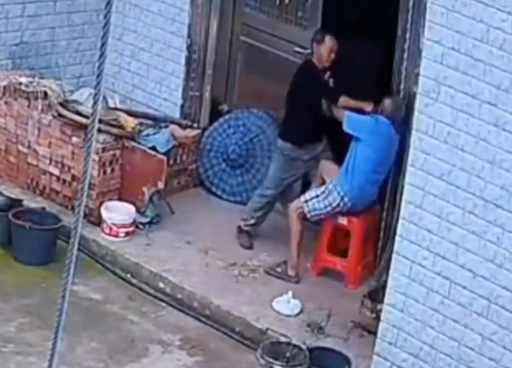 判轻了吗？甘肃榆中，一男子深夜醉酒后回家，和父亲激烈争吵，还一拳将父亲打倒在地，