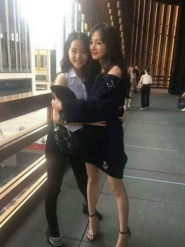 现在才明白杨幂以前为什么叫杨不修了，拍出的生图根本不用p