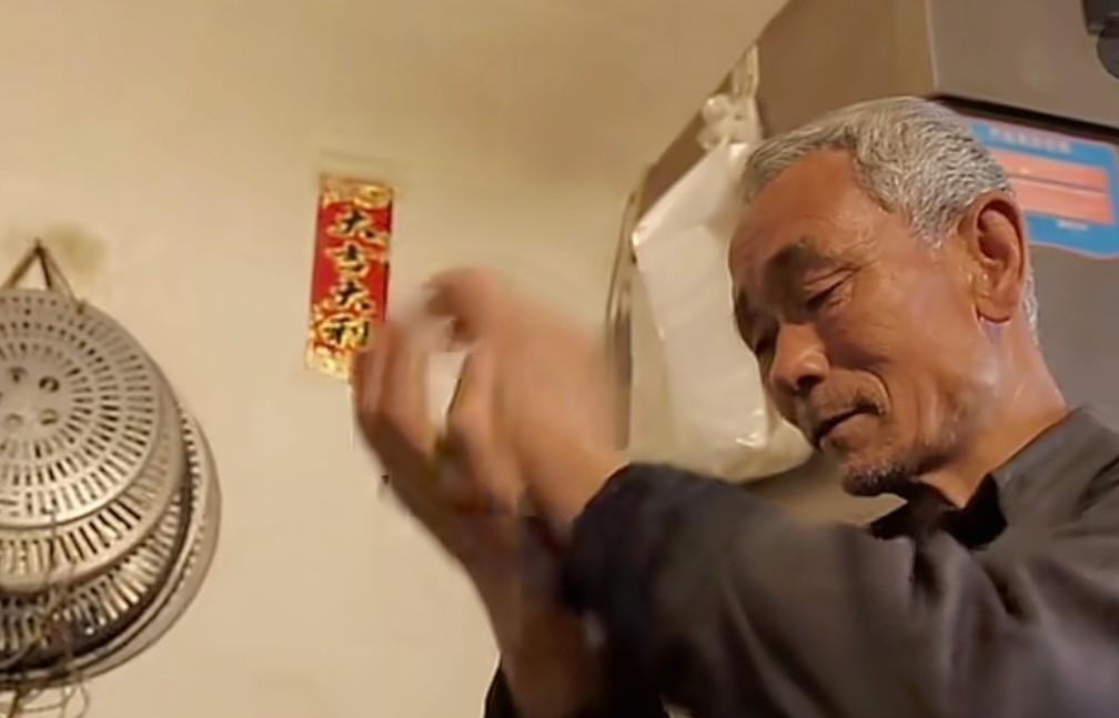 河南一男子跟邻居发生矛盾，6年不说话，不来往。近日，邻居突然红着脸，拿着烟和红包
