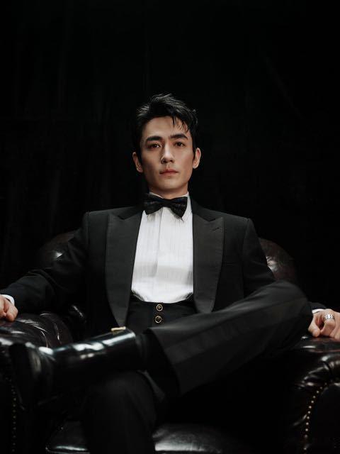 朱一龙官宣主演电影空枪韩延与朱一龙继《人生大事》再携手，暗云下的身影握枪而立，