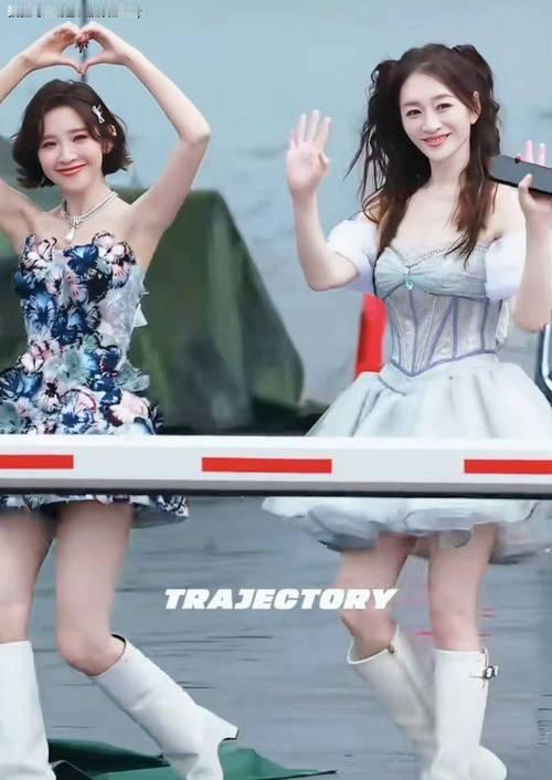 《乘风2026》舞台上，李小冉与唐艺昕同框惊艳全场，颜值直接封神。李小冉冷白皮自