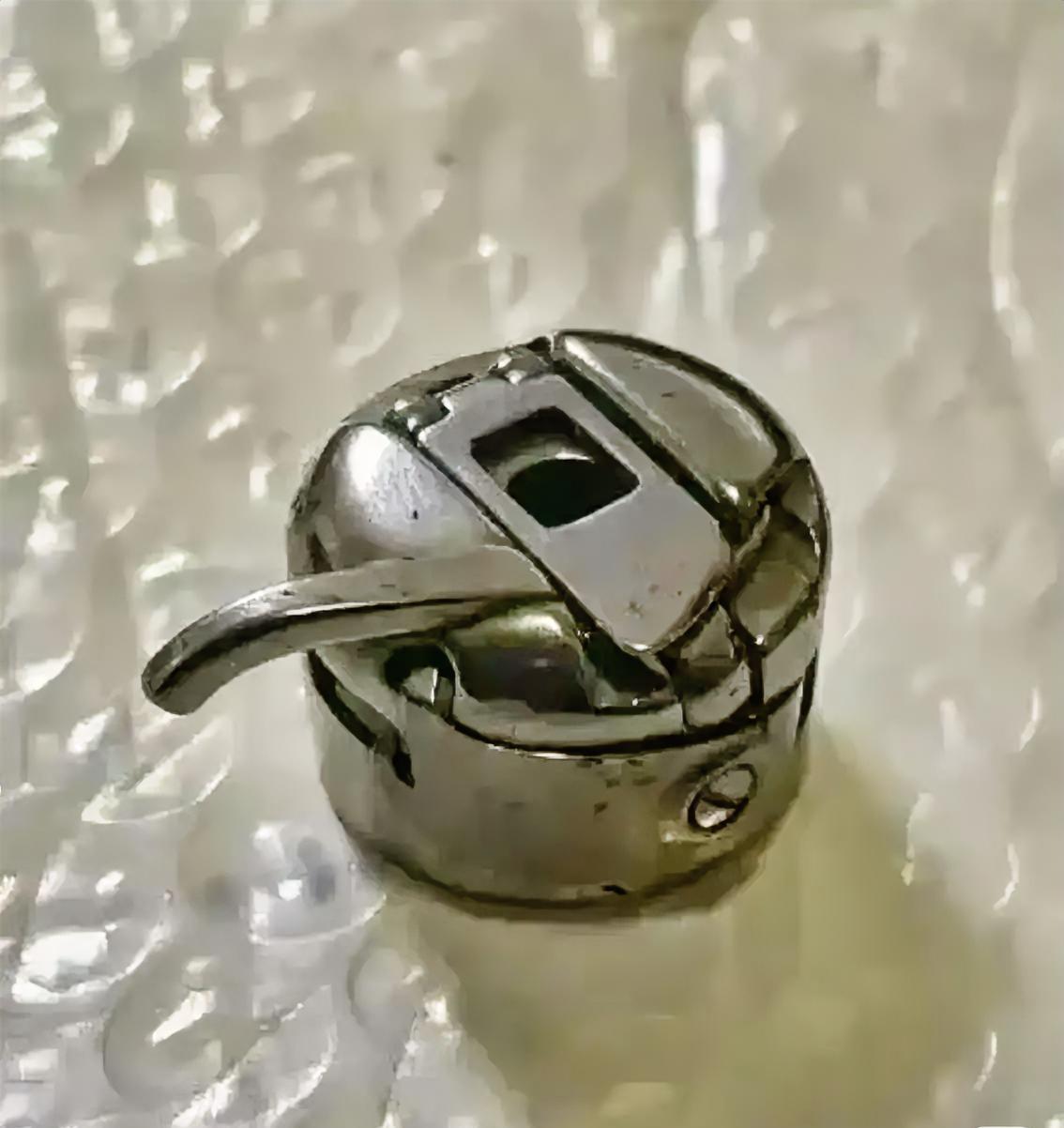 谁见过这玩意儿？我懵了！家人们谁懂啊！翻出个老物件直接给我整不会了！看着像个