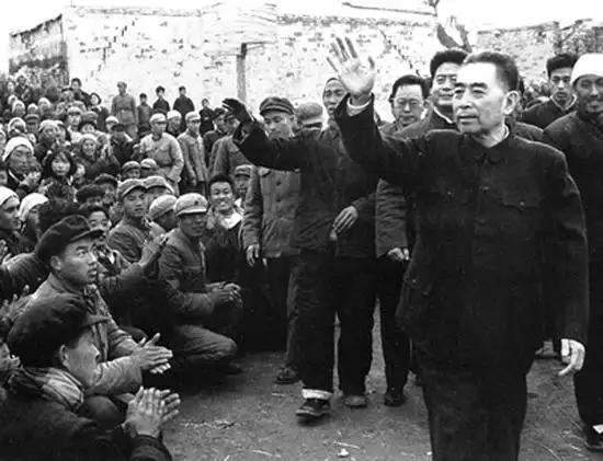 １９７６年１月１５日，周总理的追悼大会结束后，邓颖超对骨灰三鞠躬，然后上前打开骨