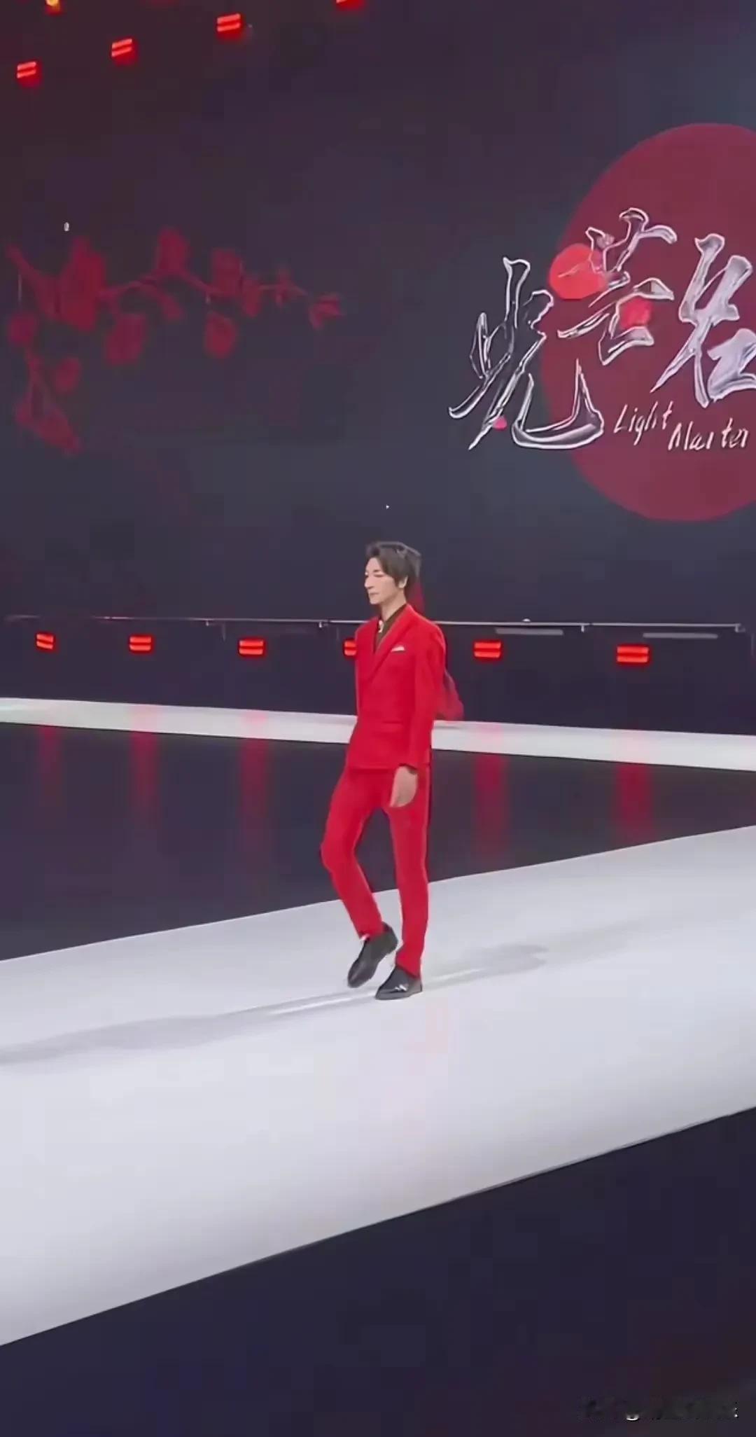 张亮基因太强大了，儿子的长相身材都和他如出一辙，天天15岁身高就达189cm