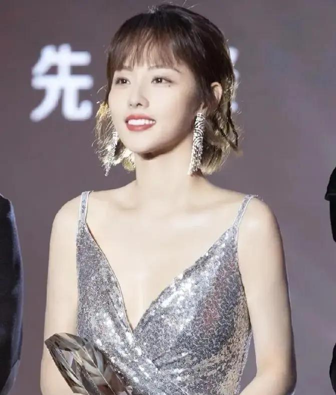 早上七点，张嘉倪一个箭步冲下车。不是红毯，是校门口。头发随便一抓，嘴里可能还