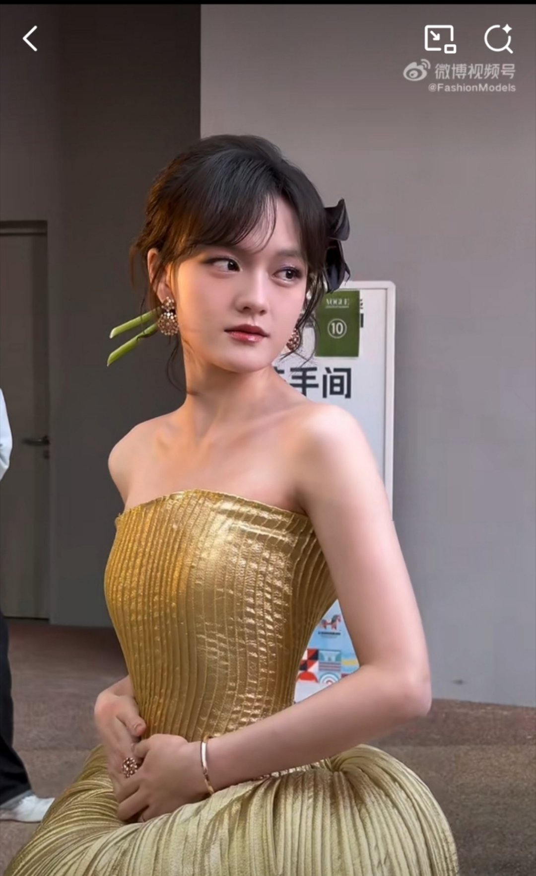 谁发明的用马蹄莲做头饰，好好看​​​