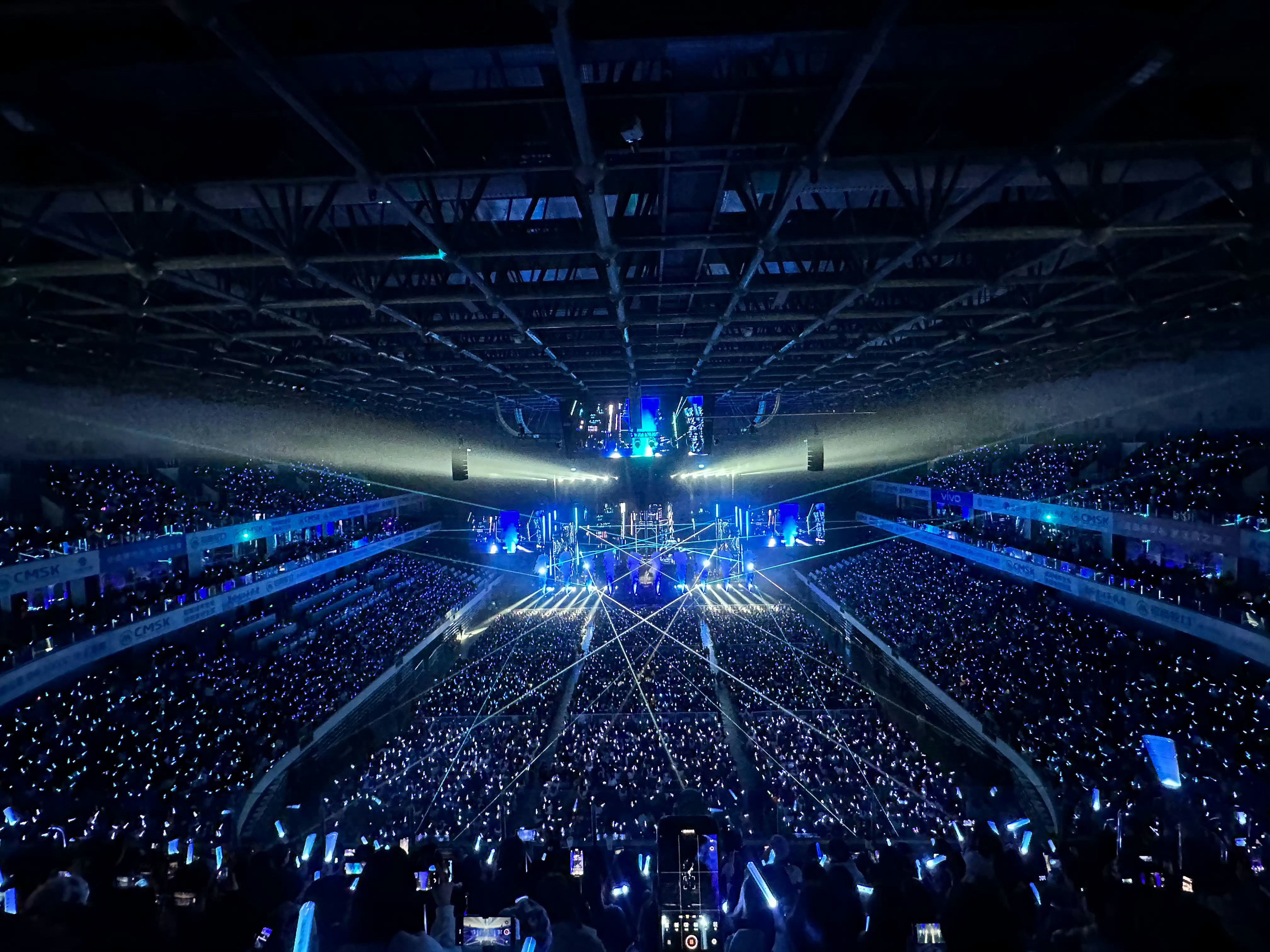 今日于适适诗演唱会上座率好高，大场面！