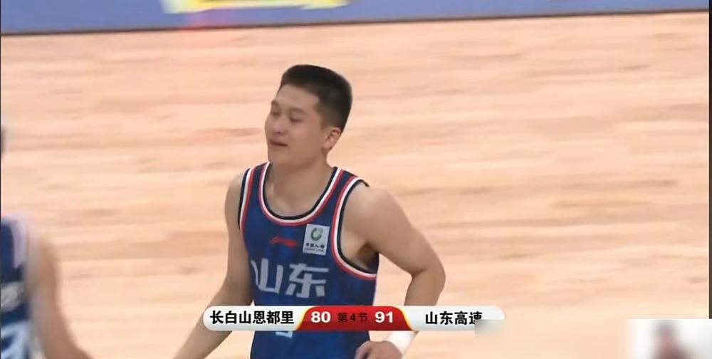 山东男篮这波清洗，直接把家底翻了个个儿。新赛季注册名单16人里有9位新援，几乎换了一半人。这种幅度在