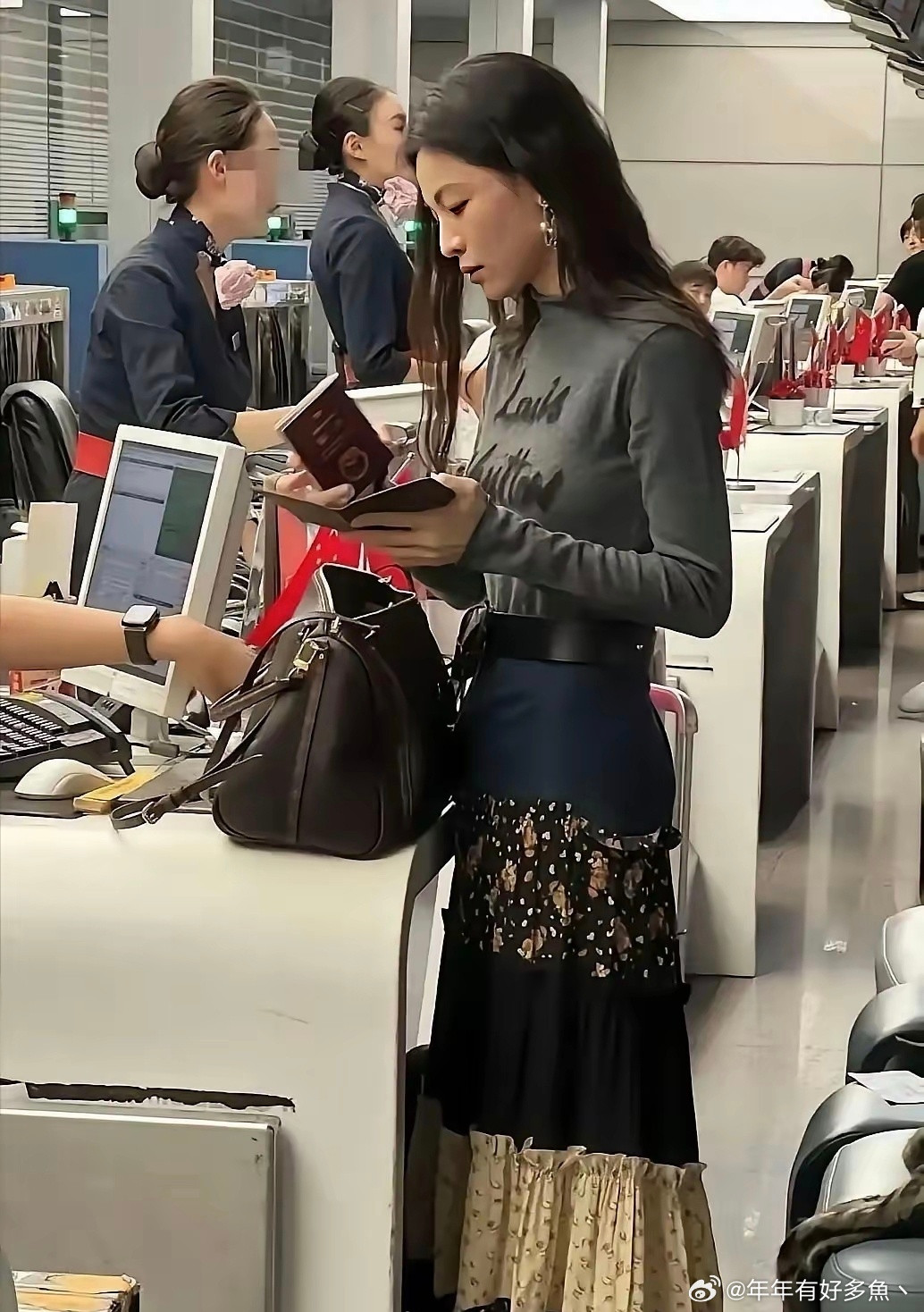 怪不得这么多男明星和她传过绯闻，现实中确实惊为天人。