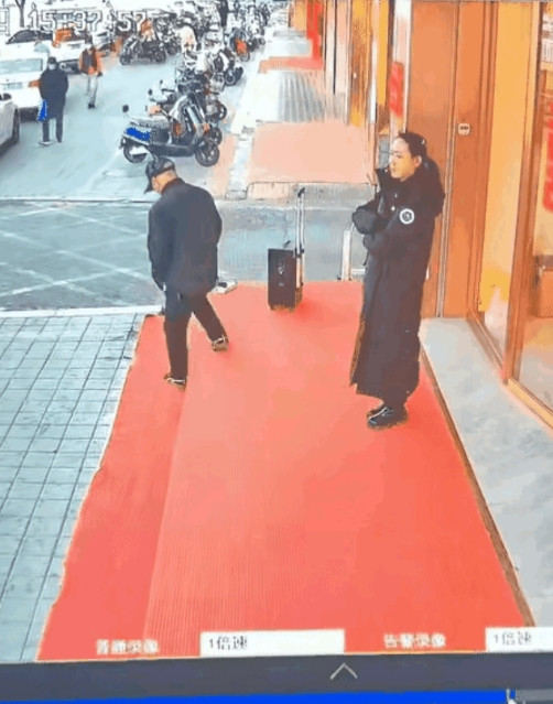 问答题：老人下台阶时站立不稳摔倒，台阶上的女子见状惊慌失措逃跑，老人起身后第一眼