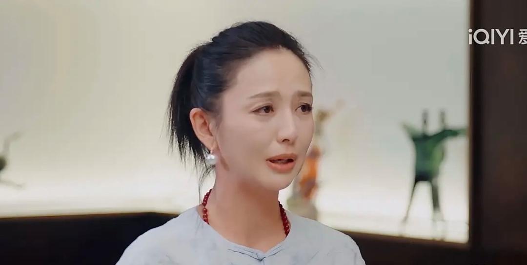 佟丽娅红着眼眶说：“原本我跟董璇不熟，就是有一天，我说我想买房，然后她就开始给我