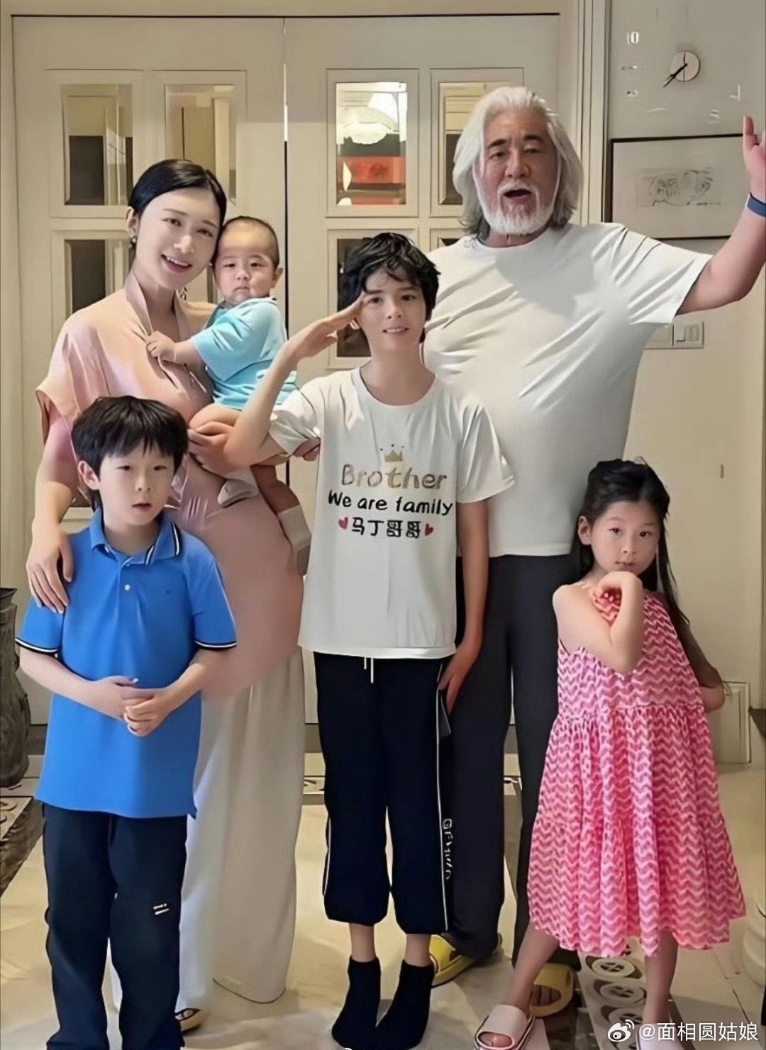 #张纪中妻子备孕5胎#张纪中头发都白了，可是眉毛还是黑的眉毛在相学里也叫保寿宫，眉毛长的人，一般都很