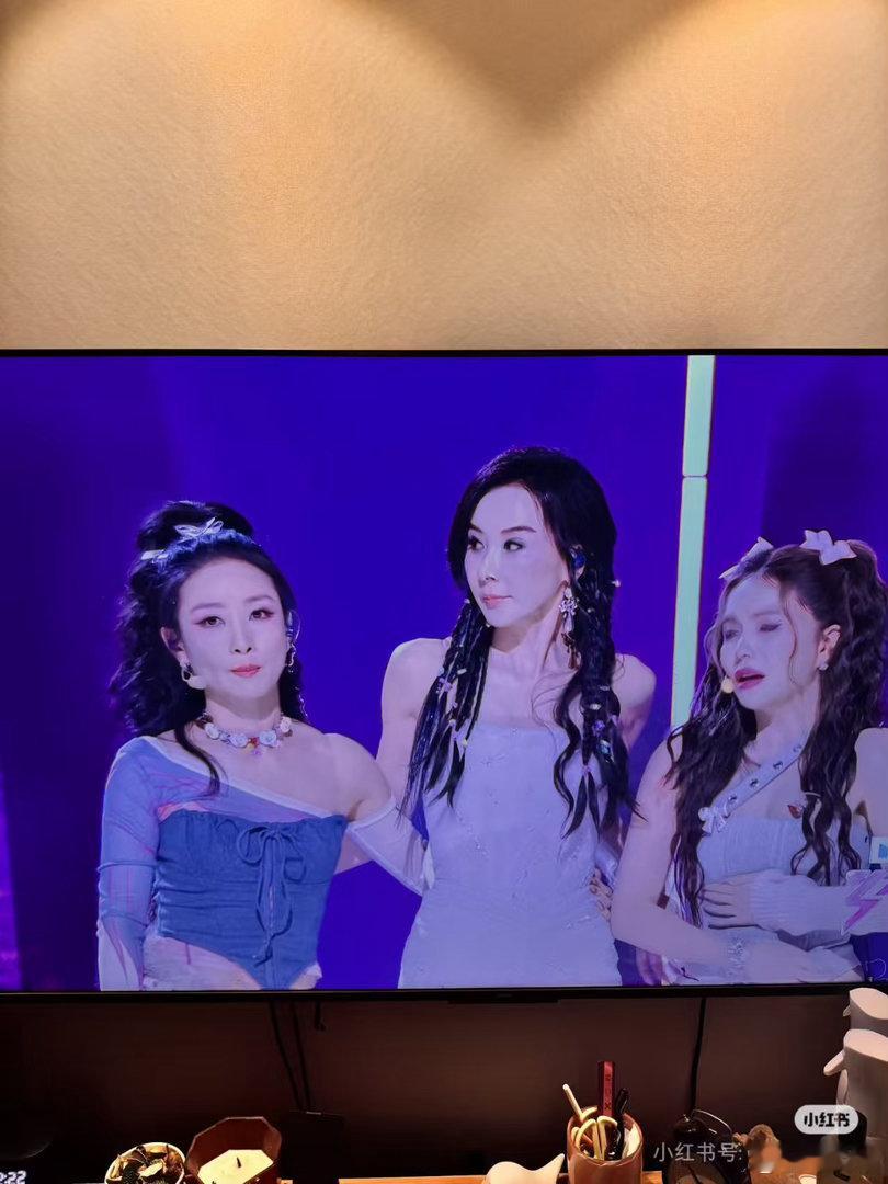 甄嬛有眉姐姐陶昕然有萧蔷 一公舞台见真情，萧蔷姐姐力挺陶昕然，像极了眉庄护甄嬛，