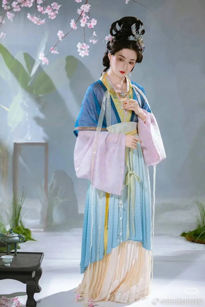 李一桐这种八字碎发遮住太阳穴显得好小家子气，图二这样才更落地更大气吧，你们更喜欢