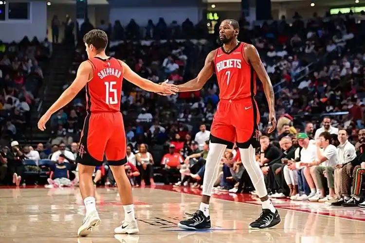 火箭这个赛季的尴尬情况是：在杜兰特加盟火箭以后、范弗里特受伤之前的阵容，除了控卫