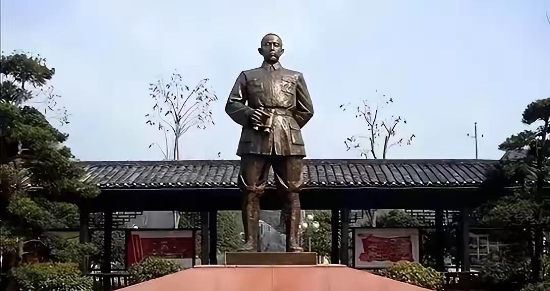 他是红军天才战将，15岁参加秋收起义上井冈山，仅用三年就升任团长。他晋升速度惊人