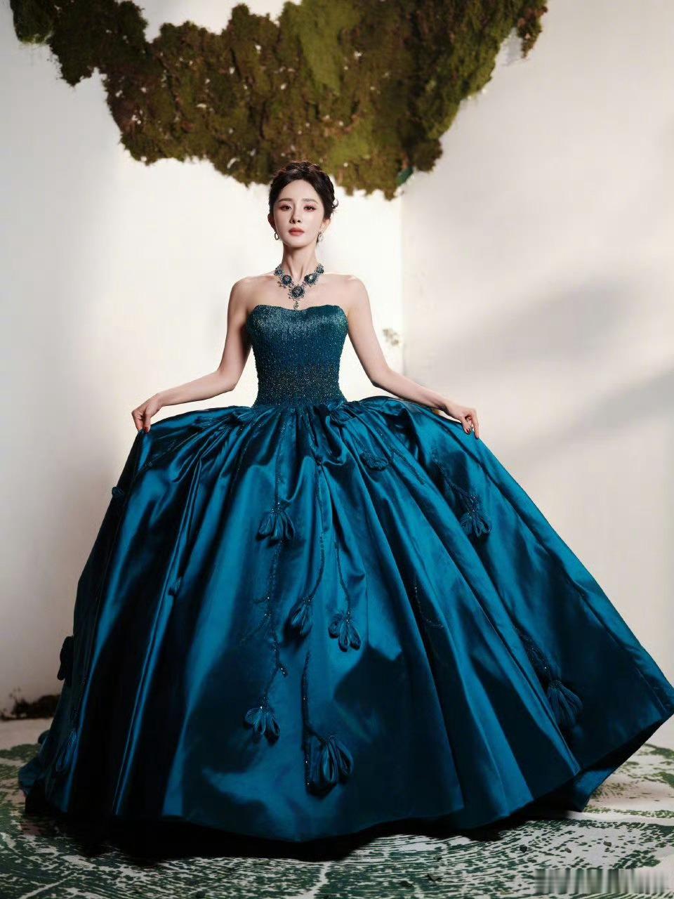 杨幂这次裙子比ELLEvogue好看很多​​​