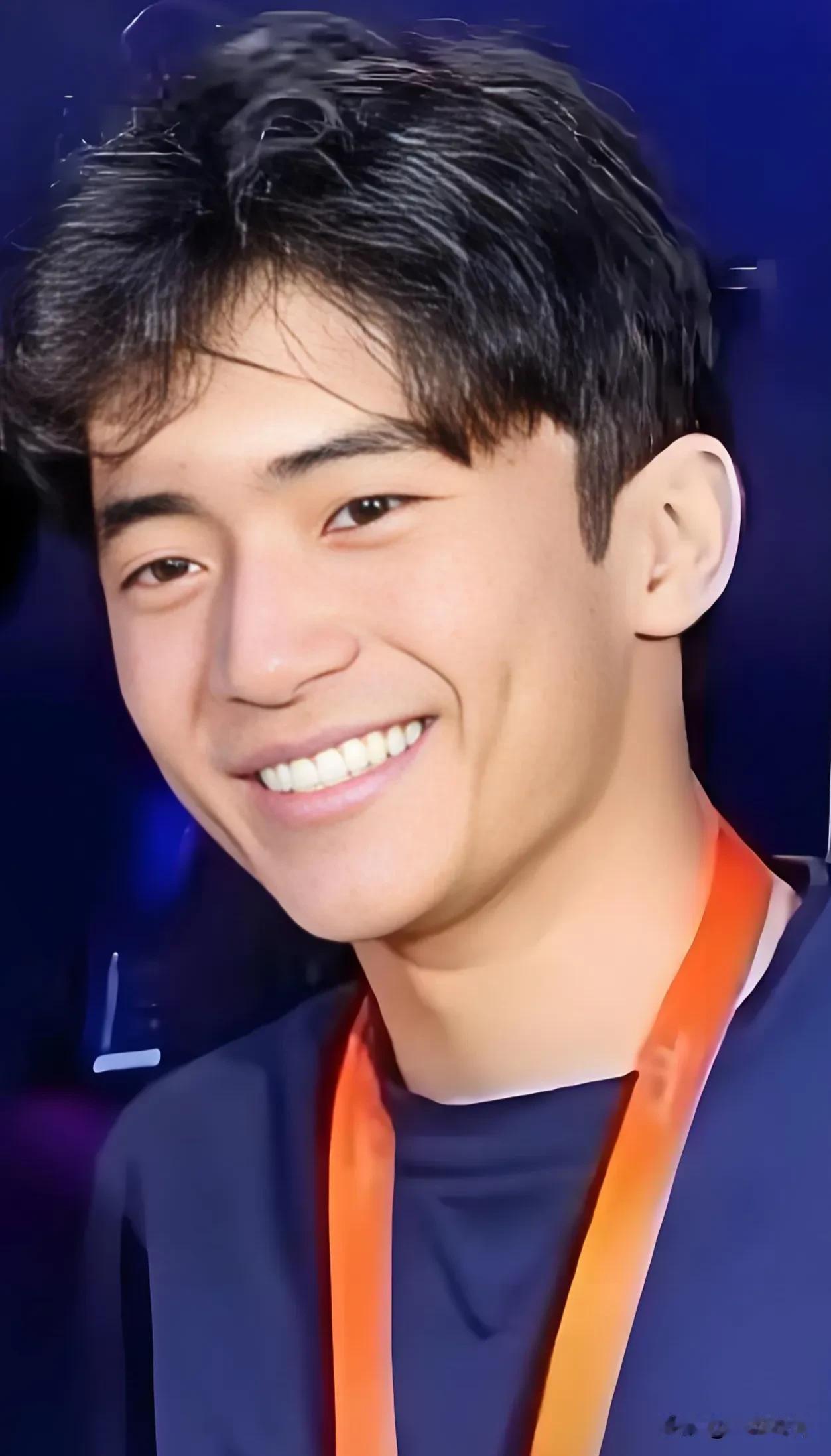 谢霆锋与张柏芝所生长子，18岁谢振轩已被英国剑桥大学物理系录取。根据港媒报道，