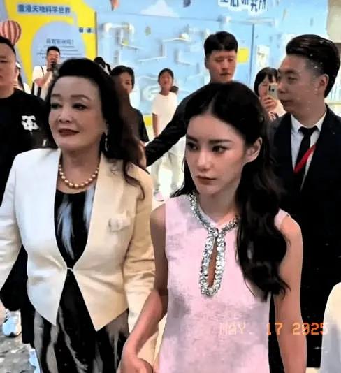 今天，我陪着晓梅她妈去了北京万佛阁。明天晓梅结婚，我们俩特意来祈福。晓梅妈人挺好