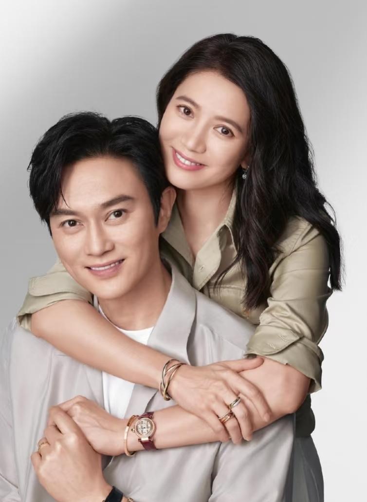 54岁的袁咏仪和张智霖公布喜讯了，这次不是他俩铁树开花，又要生娃，而是他俩已