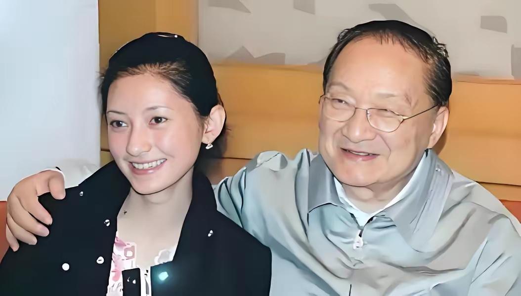 1976年的一天，金庸感到异常疲惫，决定去他常去的酒吧喝酒放松一下，在结账时，他