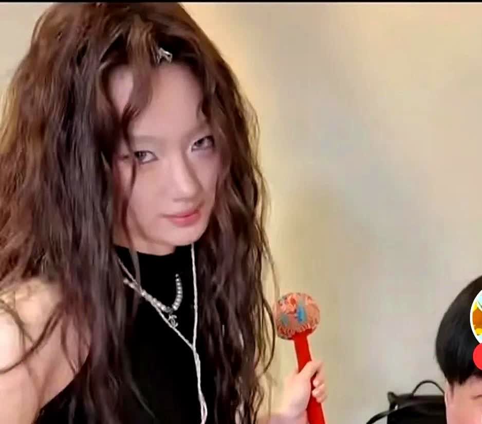 说这两人没关系，鬼都不信！单依纯一直朝常石磊嘟嘟嘴，并且拿那个红色的小锤