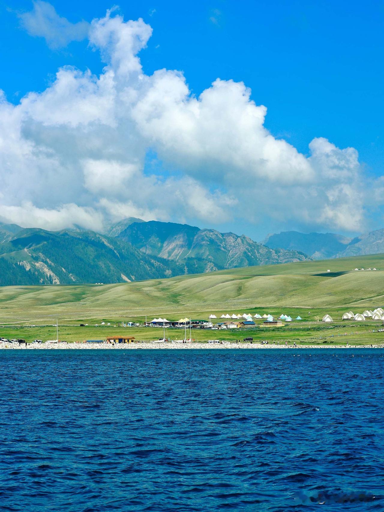夏天的新疆，一眼沦陷夏天的新疆，是不需要滤镜的人间仙境。雪山、草原、湖泊、花