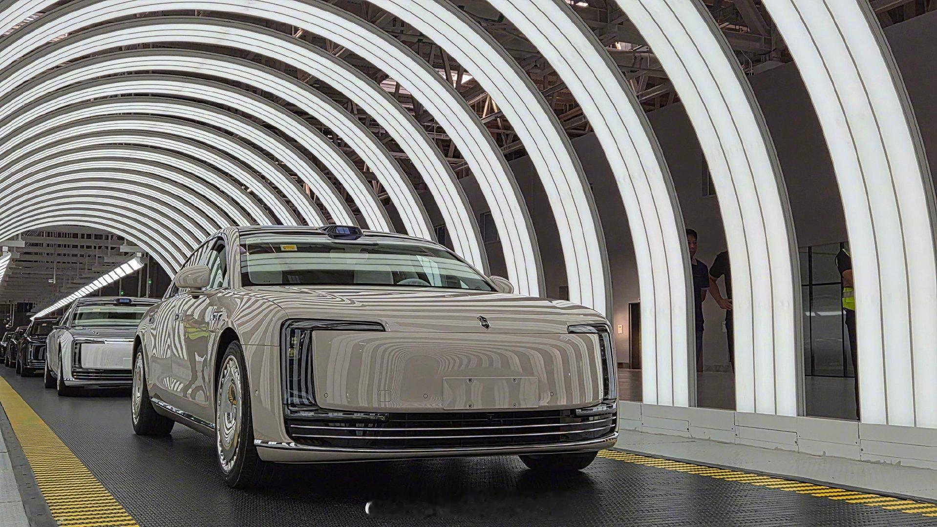 奥迪E5Sportback上汽奥迪E5和华为尊界S800撞脸了，又是一次心