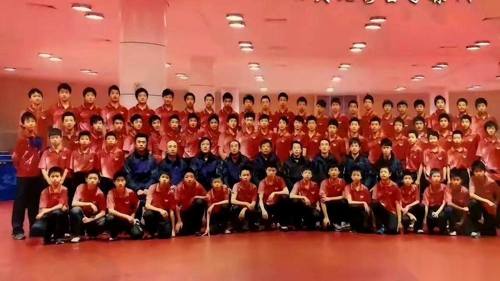 “樊振东，你还认识我吗？”美国一个乒乓球馆里，世界冠军樊振东刚要走，突然被一个男