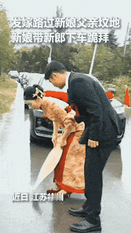 “泪目!”江苏徐州,一婚车队刚驶出城区却突然停在路边,红绸扎满的车队在灰蒙蒙的天