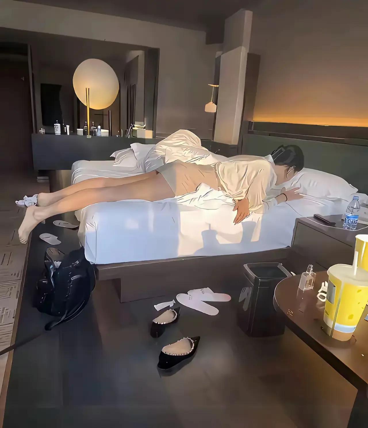 聊了三个月终于见面了妹子是做销售的我问她今天不用上班吗她说和领导说