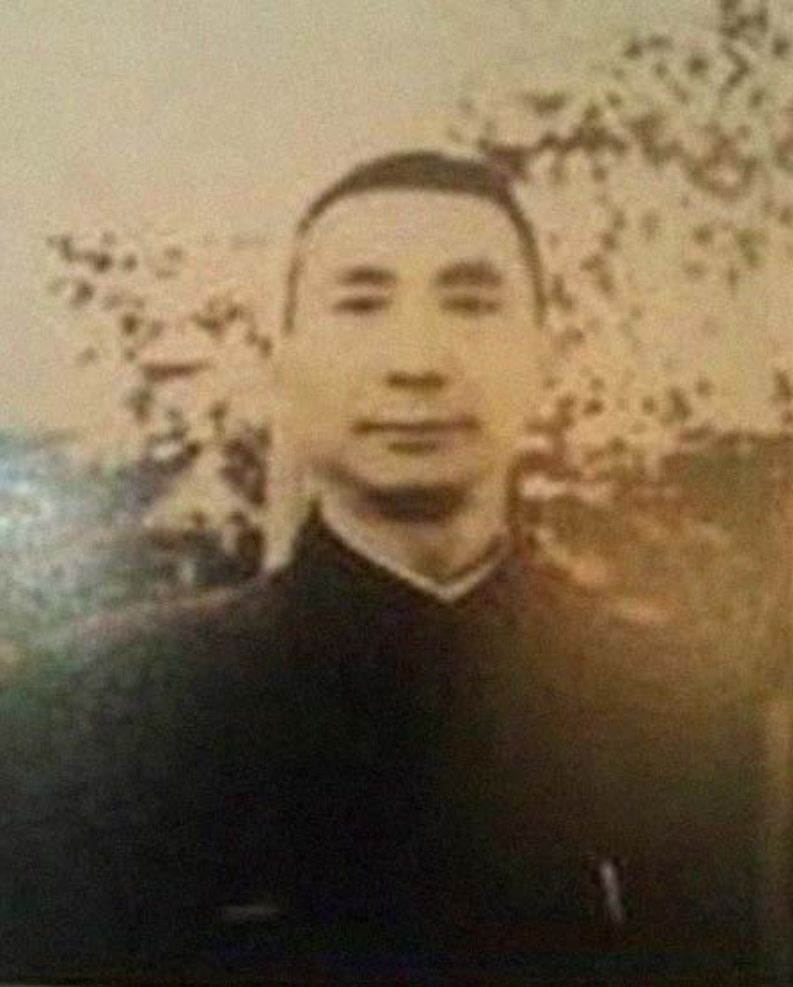 1949年4月24日渡江战役中，解放军在芜湖打扫战场时，见几个士兵围坐在一具尸体