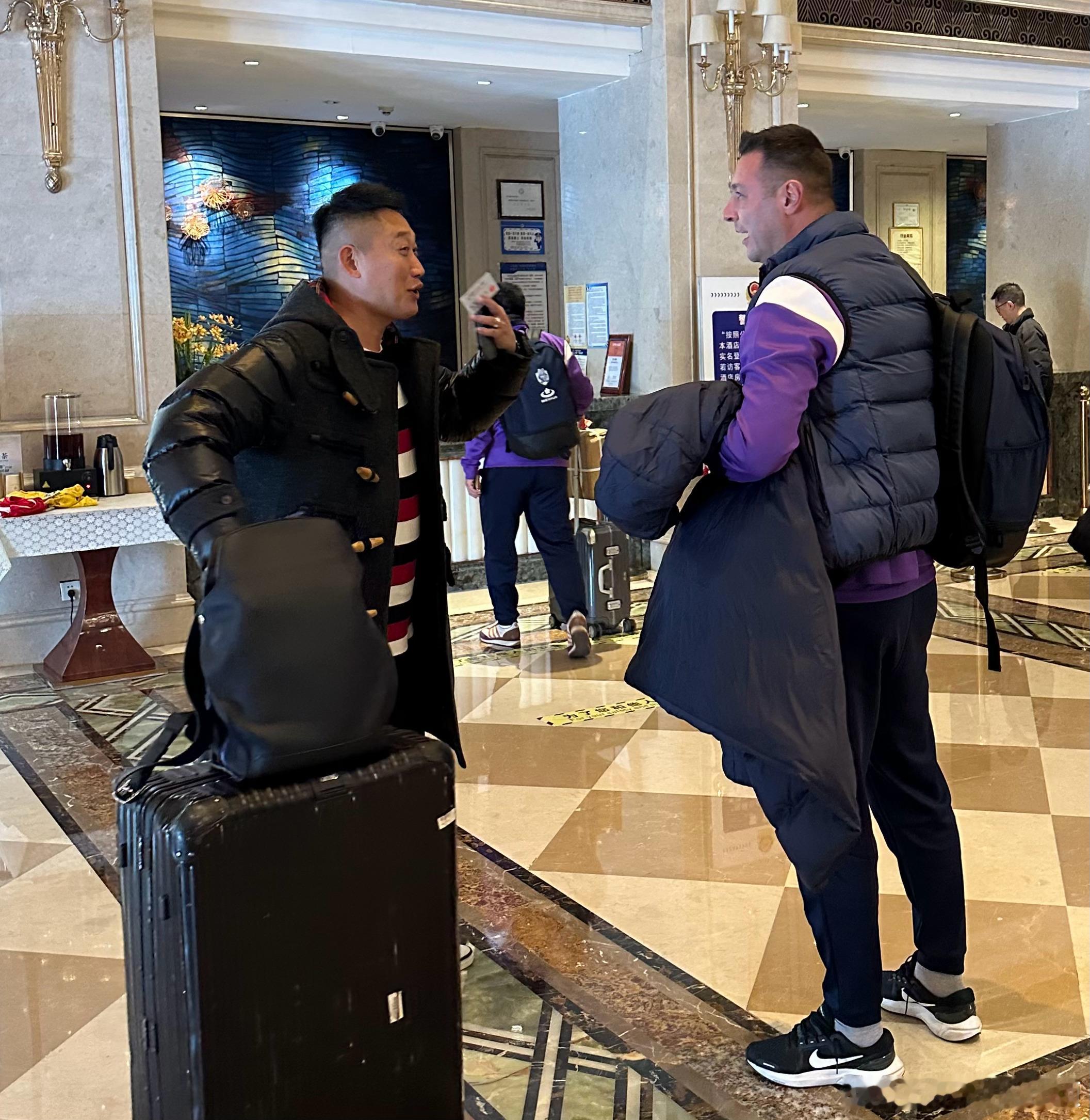 传承明星赛，天津老甲A队抵达，佐里奇就看见了个老朋友。天津老甲a