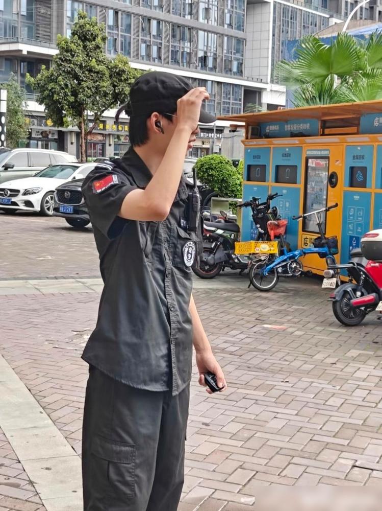 在上海做保安，工资差别还挺大。我前两年跑过上海大半保安招聘点，踩过的坑真的能