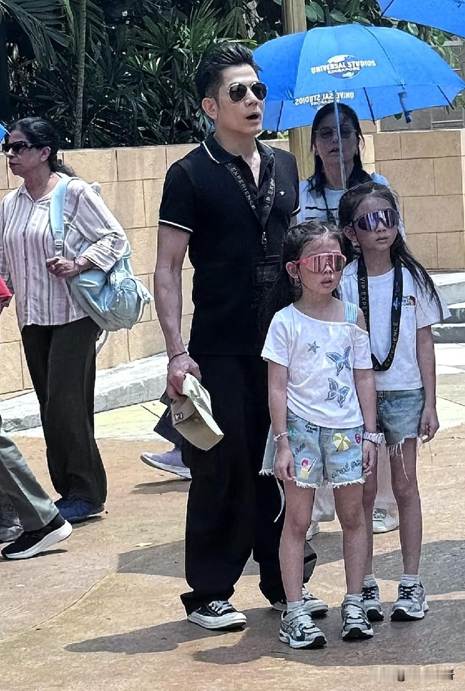 新加坡环球影城偶遇郭富城，独自带俩女儿出游，状态太抢镜有网友在新加坡环球影
