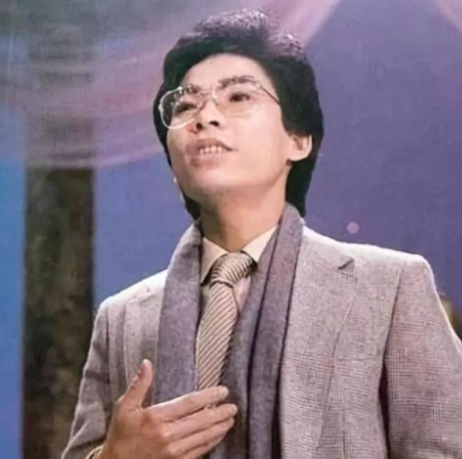 1984年，歌手张明敏得知我国举办亚运会的经费，还差了6亿的缺口时，毅然决然的卖