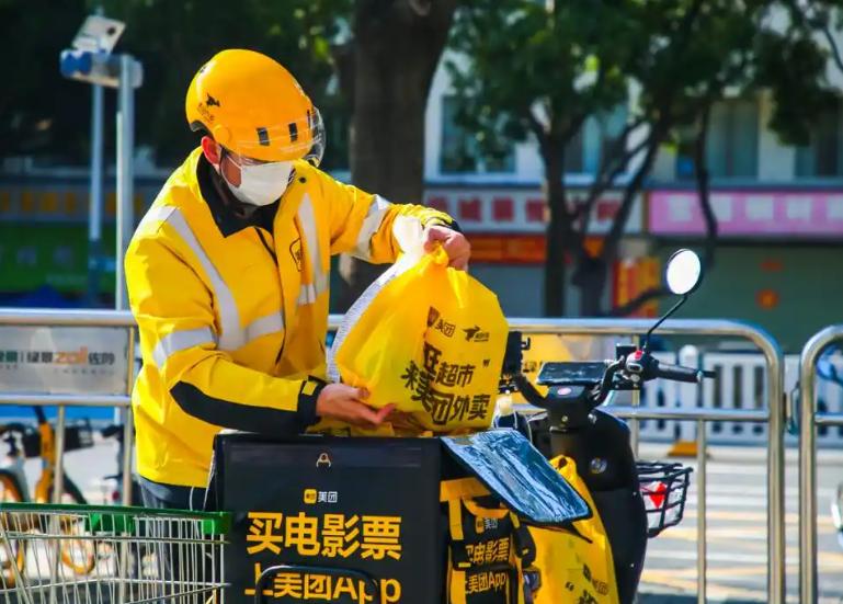 2025年，美团、京东、阿里开启大规模外卖补贴大战，平台投入千亿资金抢占市场，吸