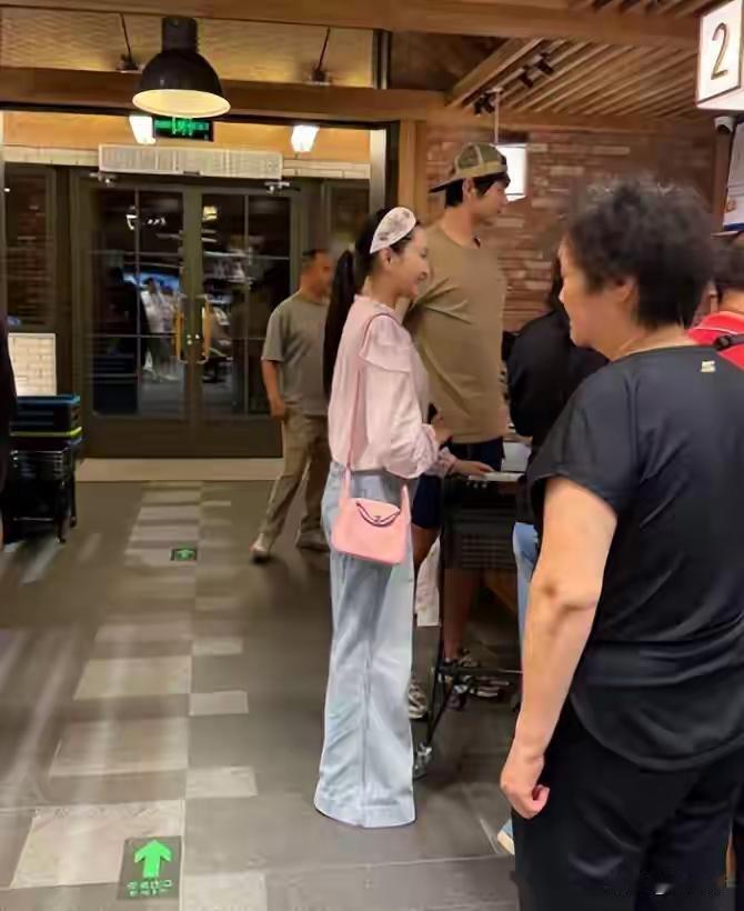 金莎特别的会打扮，和小这么多的的老公在一起，年龄差并不那么明显。她的穿着、发型总