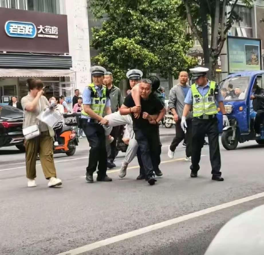 高考第一天，还是有人掉链子了，离考试就剩10分钟，一考场外，一个男生竟然被吓