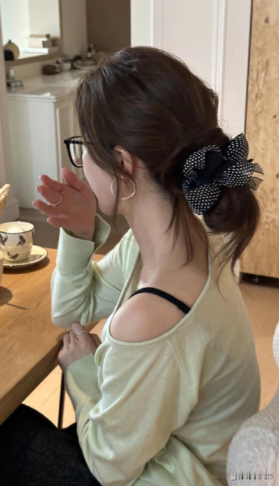 悠闲午后，咖啡与书相伴，享受宁静时光。