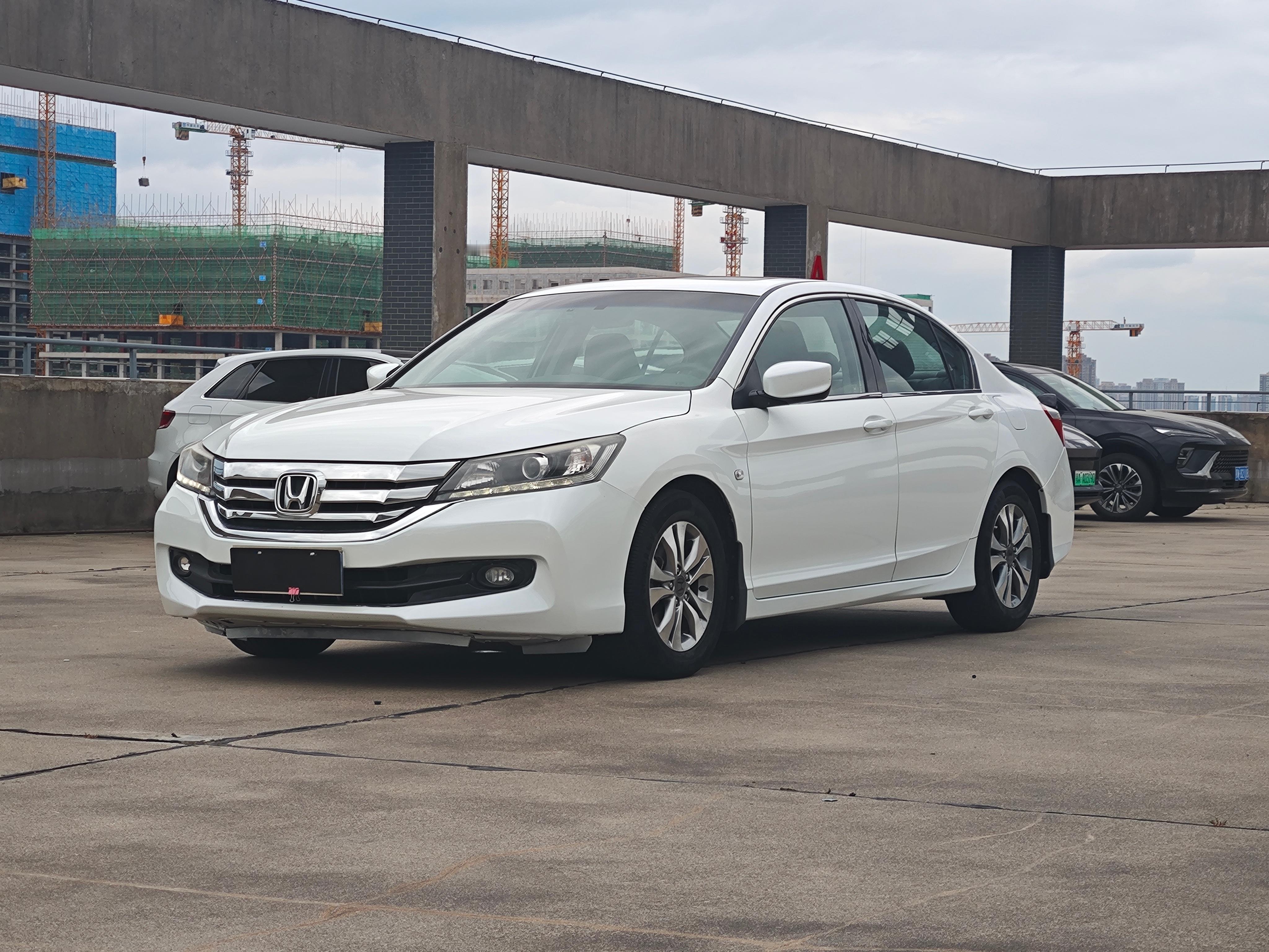 14年本田雅阁2.0L自动舒适型，个人一手车，实表12.3万公里，原版车况无事故