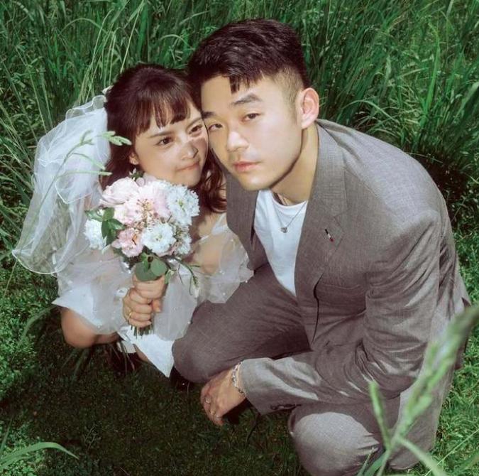 中国台北羽毛球运动员王齐麟通过社交媒体公开领证结婚的喜讯！又一羽毛球名将结婚，两