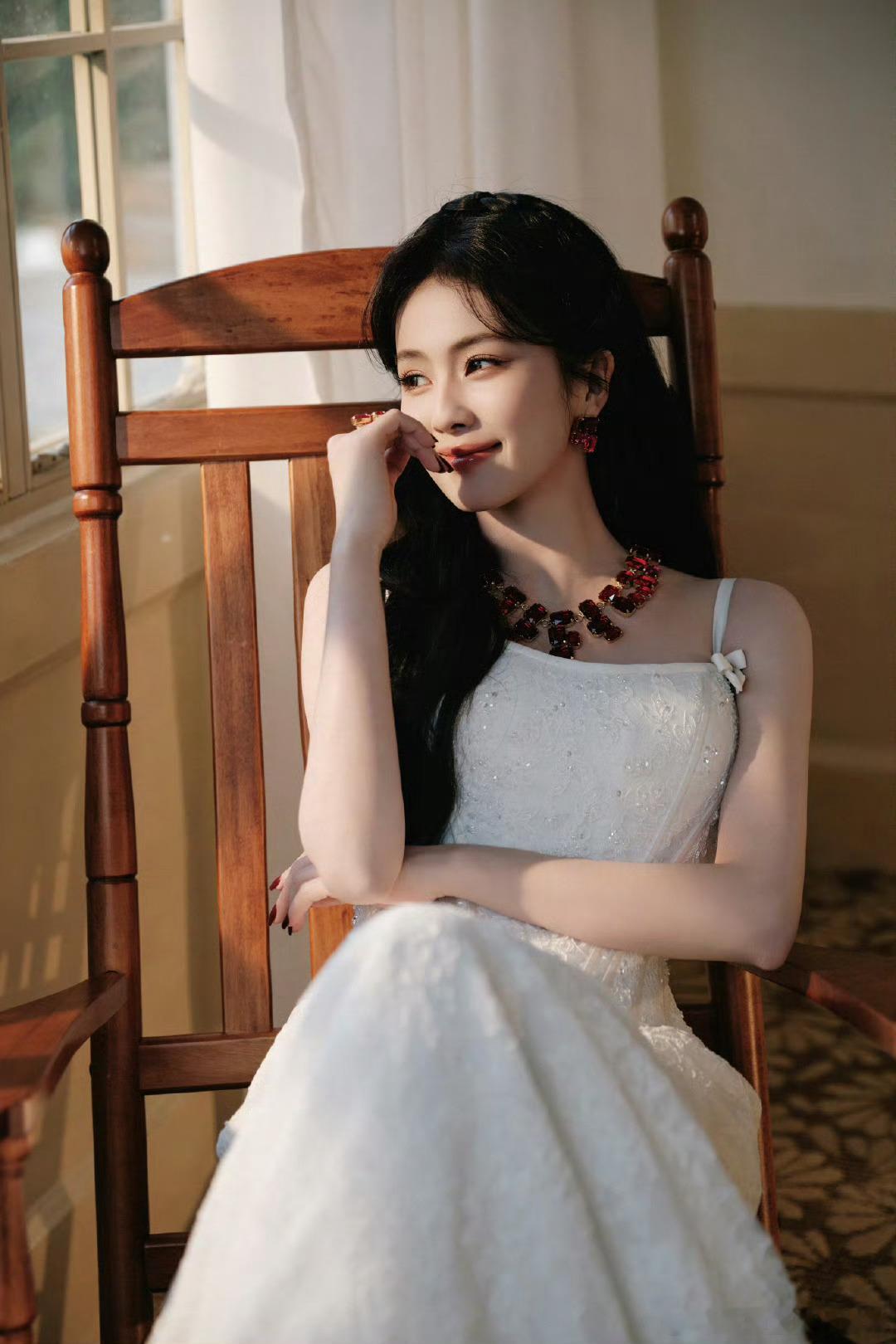 白鹿白裙红宝石白鹿吊带鱼尾白裙挺好的