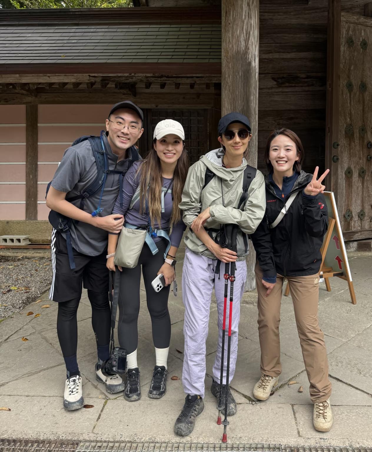 43岁桂纶镁在日本熊野古道徒步旅行被偶遇，她穿着登山服，拿着拐杖，外表看起来挺年