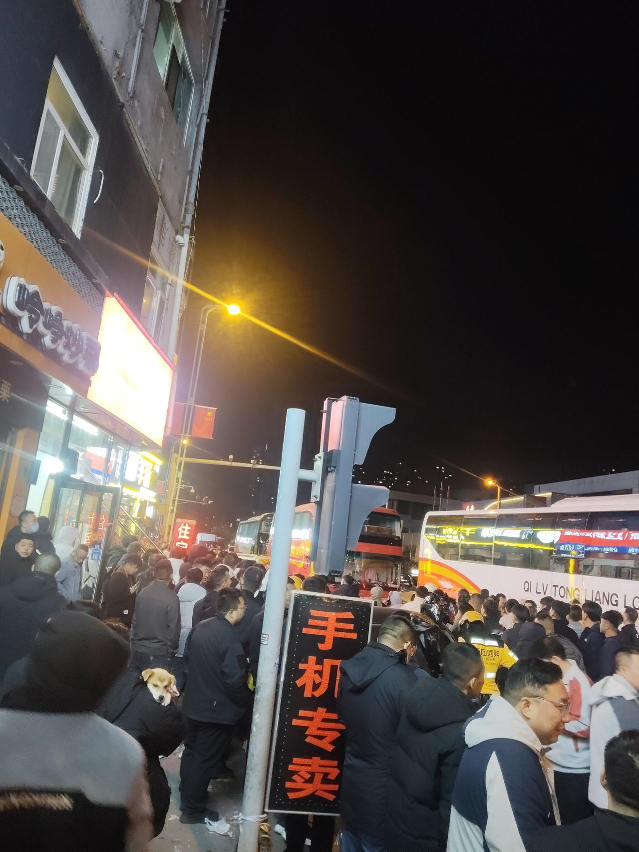 天朗气清，雷霆出击！10月26日，太原小马村出动四辆大巴车开展扫黄行动！我对